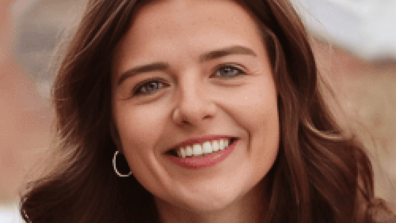 Shannon White headshot.